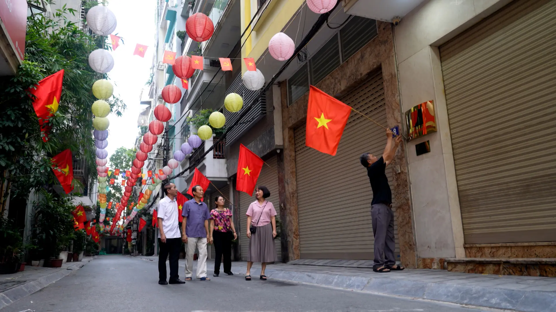 Ngõ nhỏ Hà Nội rộn rã mừng ngày Tết Độc lập | Hà Nội đến để yêu | 23/08/2025